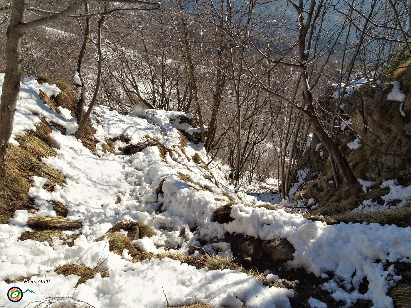66 Scendo con attenzione pestando neve rammollita e scivolosa.JPG